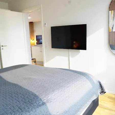 Luxury Penthouse, Location, 3 Bedrooms *